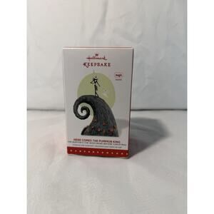 2015 HALLMARK KEEPSAKE ORNAMENT HERE COMES THE PUMPKIN KING MAGIC SOUND